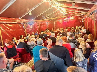 das Rheinländische Figurentheater „Das NEINhorn“ im Zelt auf dem Marktplatz © Amt Stavenhagen