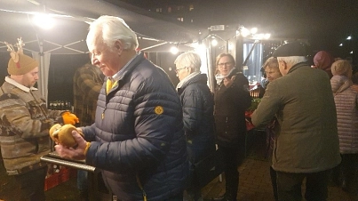 Für das leibliche Wohl mit Glühwein, Punsch und Bratwurst war auch gesorgt. © Amt Stavenhagen