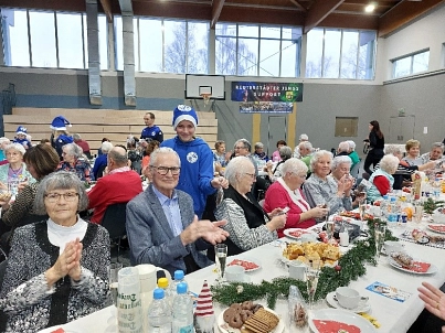 Stavenhagener SV verteilt gebackene Kekse © Amt Stavenhagen